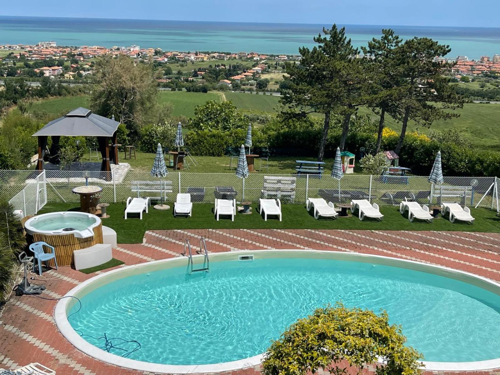 B&B Villa Alma San Costanzo Buitenkant foto